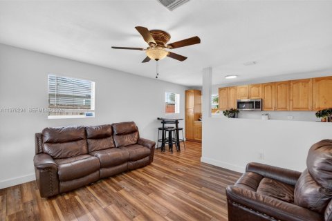 Villa ou maison à vendre à Hollywood, Floride: 3 chambres, 85.47 m2 № 2049613 - photo 11