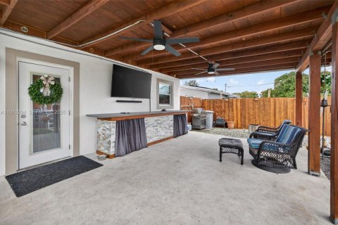 Villa ou maison à vendre à Hollywood, Floride: 3 chambres, 85.47 m2 № 2049613 - photo 3