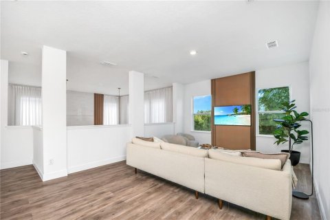 House in Winter Garden, Florida 5 bedrooms, 349.96 sq.m. № 1846881 - photo 16