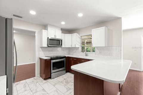 Casa en venta en Eustis, Florida, 3 dormitorios, 238.02 m2 № 1918680 - foto 16