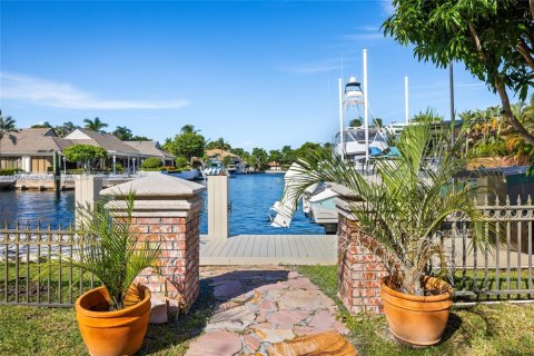 House in Fort Lauderdale, Florida 4 bedrooms, 537.35 sq.m. № 2082128 - photo 9
