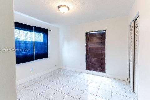 Снять в аренду виллу или дом в Майами, Флорида 4 спальни, 120.4м2, № 1922688 - фото 11