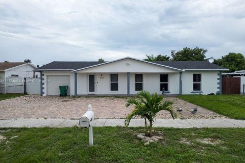 Снять в аренду виллу или дом в Майами, Флорида 4 спальни, 120.4м2, № 1922688 - фото 1