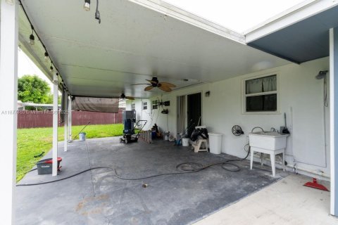 Снять в аренду виллу или дом в Майами, Флорида 4 спальни, 120.4м2, № 1922688 - фото 24