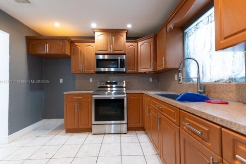 Снять в аренду виллу или дом в Майами, Флорида 4 спальни, 120.4м2, № 1922688 - фото 8