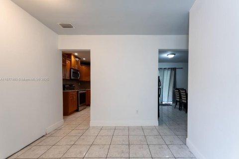 Снять в аренду виллу или дом в Майами, Флорида 4 спальни, 120.4м2, № 1922688 - фото 7