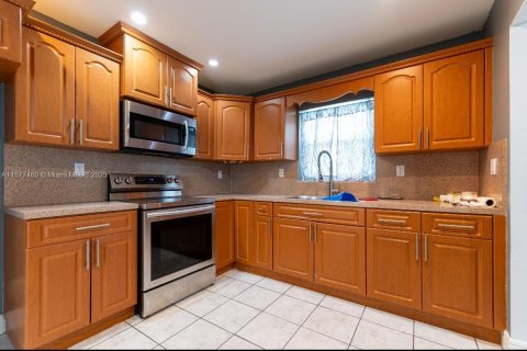 Снять в аренду виллу или дом в Майами, Флорида 4 спальни, 120.4м2, № 1922688 - фото 9