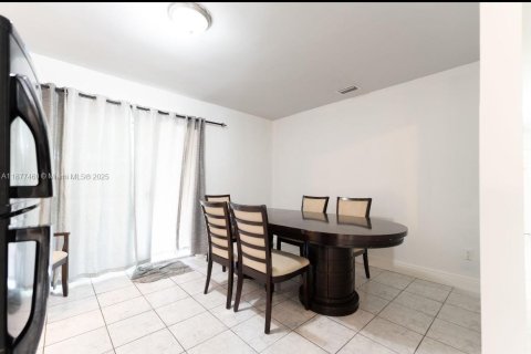 Снять в аренду виллу или дом в Майами, Флорида 4 спальни, 120.4м2, № 1922688 - фото 20