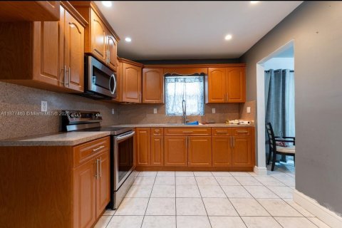 Снять в аренду виллу или дом в Майами, Флорида 4 спальни, 120.4м2, № 1922688 - фото 10