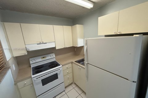 Кондоминиум с 2 спальнями в Майами, Флорида № 2031486