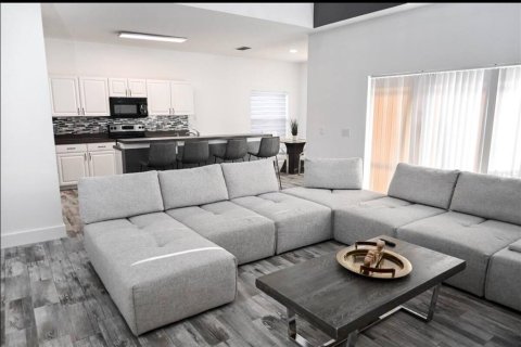 Casa en alquiler en Kissimmee, Florida, 5 dormitorios, 244.89 m2 № 1918201 - foto 5