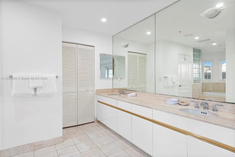 Condo in Miami Beach, Florida, 3 bedrooms  № 1811404 - photo 17
