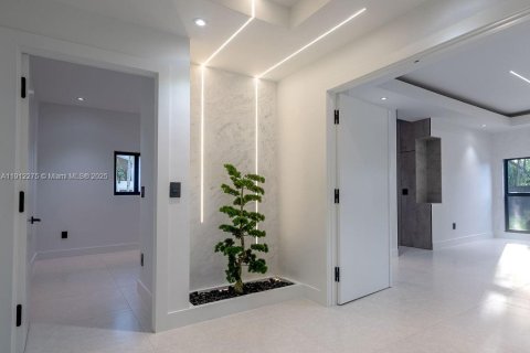 Casa en venta en Miami, Florida, 4 dormitorios, 370.77 m2 № 1968170 - foto 21