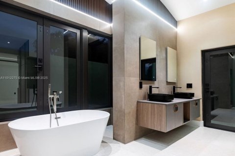Casa en venta en Miami, Florida, 4 dormitorios, 370.77 m2 № 1968170 - foto 25