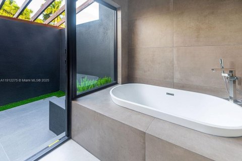 Casa en venta en Miami, Florida, 4 dormitorios, 370.77 m2 № 1968170 - foto 18