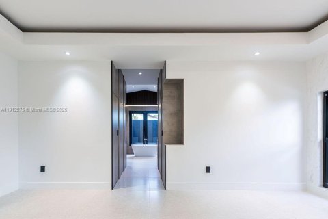 Casa en venta en Miami, Florida, 4 dormitorios, 370.77 m2 № 1968170 - foto 12