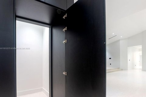 Casa en venta en Miami, Florida, 4 dormitorios, 370.77 m2 № 1968170 - foto 29