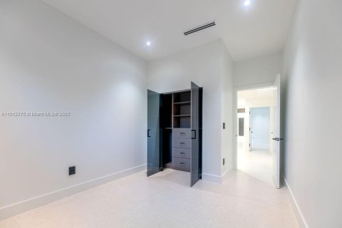 Casa en venta en Miami, Florida, 4 dormitorios, 370.77 m2 № 1968170 - foto 14