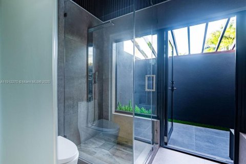 Casa en venta en Miami, Florida, 4 dormitorios, 370.77 m2 № 1968170 - foto 15