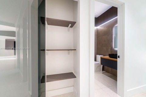Casa en venta en Miami, Florida, 4 dormitorios, 370.77 m2 № 1968170 - foto 11