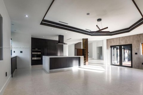 Casa en venta en Miami, Florida, 4 dormitorios, 370.77 m2 № 1968170 - foto 8
