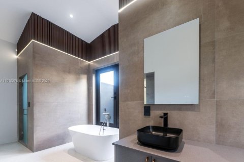 Casa en venta en Miami, Florida, 4 dormitorios, 370.77 m2 № 1968170 - foto 13