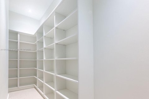 Casa en venta en Miami, Florida, 4 dormitorios, 370.77 m2 № 1968170 - foto 30