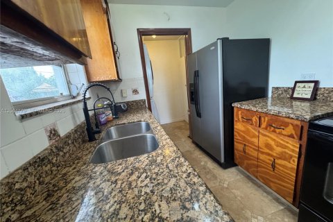 Villa ou maison à vendre à Hialeah, Floride: 3 chambres, 95.22 m2 № 2282655 - photo 10