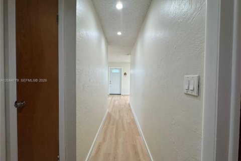 Villa ou maison à vendre à Hialeah, Floride: 3 chambres, 95.22 m2 № 2282655 - photo 15