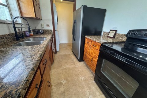 Villa ou maison à vendre à Hialeah, Floride: 3 chambres, 95.22 m2 № 2282655 - photo 12