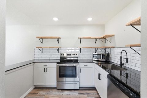 Condo in Sun City Center, Florida, 1 bedroom  № 2275770 - photo 16