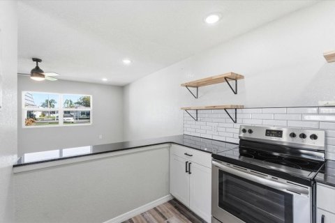 Condo in Sun City Center, Florida, 1 bedroom  № 2275770 - photo 18