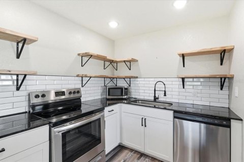 Condo in Sun City Center, Florida, 1 bedroom  № 2275770 - photo 17