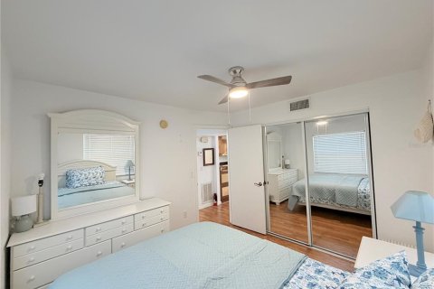 Commercial property in Redington Shores, Florida 214.6 sq.m. № 2150063 - photo 27