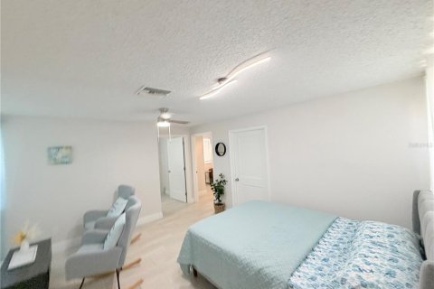 Commercial property in Redington Shores, Florida 214.6 sq.m. № 2150063 - photo 17