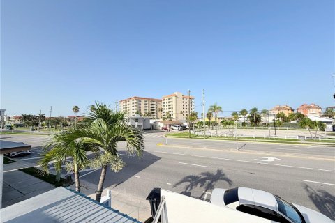 Commercial property in Redington Shores, Florida 214.6 sq.m. № 2150063 - photo 30