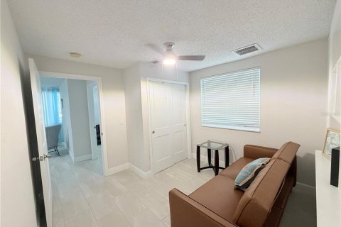 Commercial property in Redington Shores, Florida 214.6 sq.m. № 2150063 - photo 13