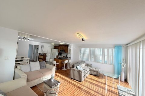 Commercial property in Redington Shores, Florida 214.6 sq.m. № 2150063 - photo 20