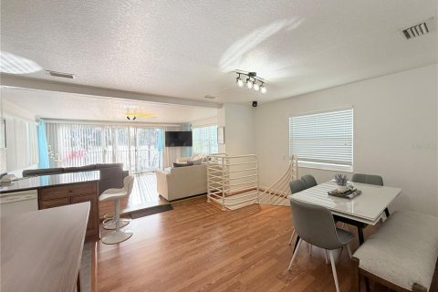 Commercial property in Redington Shores, Florida 214.6 sq.m. № 2150063 - photo 23