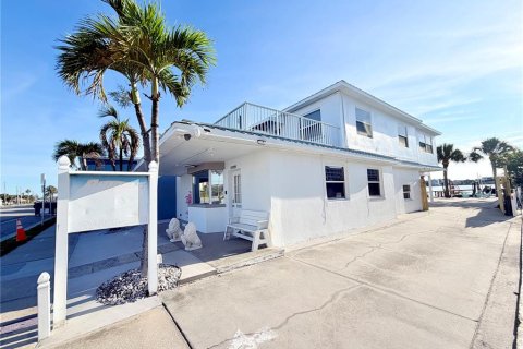 Commercial property in Redington Shores, Florida 214.6 sq.m. № 2150063 - photo 2