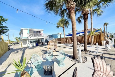 Commercial property in Redington Shores, Florida 214.6 sq.m. № 2150063 - photo 4