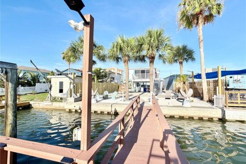 Commercial property in Redington Shores, Florida 214.6 sq.m. № 2150063 - photo 5