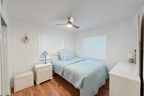 Commercial property in Redington Shores, Florida 214.6 sq.m. № 2150063 - photo 26