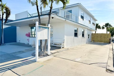 Commercial property in Redington Shores, Florida 214.6 sq.m. № 2150063