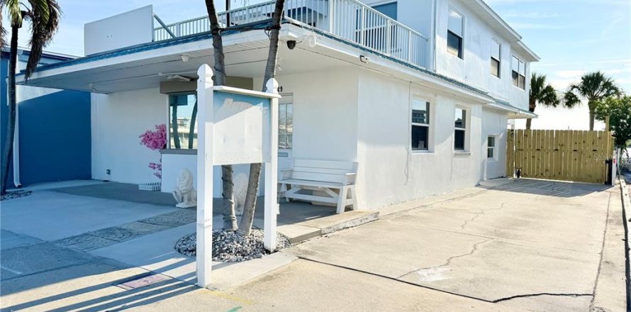 Commercial property in Redington Shores, Florida 214.6 sq.m. № 2150063