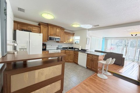 Commercial property in Redington Shores, Florida 214.6 sq.m. № 2150063 - photo 22