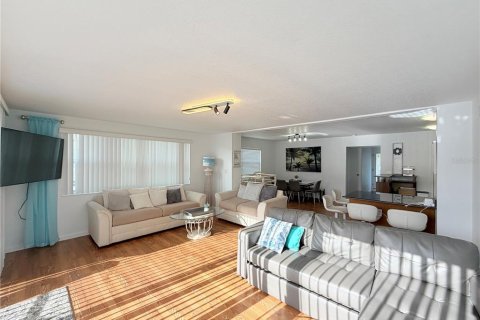 Commercial property in Redington Shores, Florida 214.6 sq.m. № 2150063 - photo 21