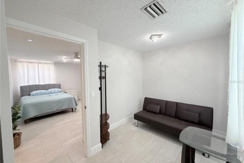 Commercial property in Redington Shores, Florida 214.6 sq.m. № 2150063 - photo 15