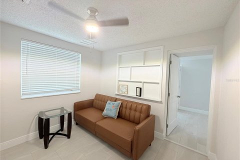 Commercial property in Redington Shores, Florida 214.6 sq.m. № 2150063 - photo 14