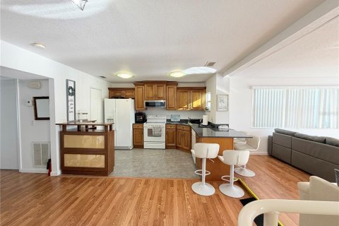 Commercial property in Redington Shores, Florida 214.6 sq.m. № 2150063 - photo 24